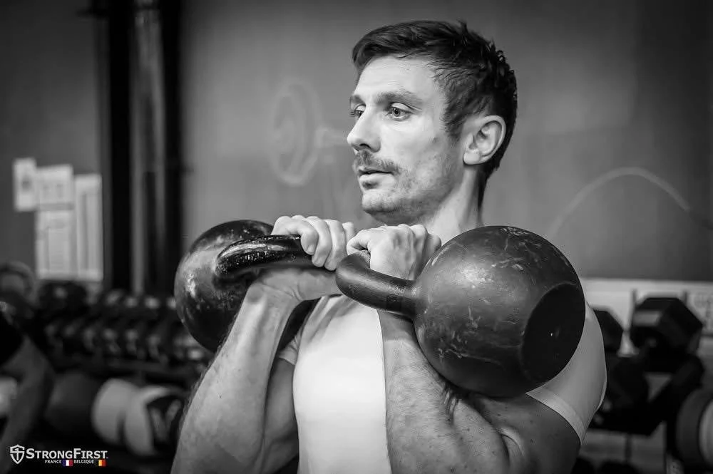 Florian à l'entraînement au kettlebell
