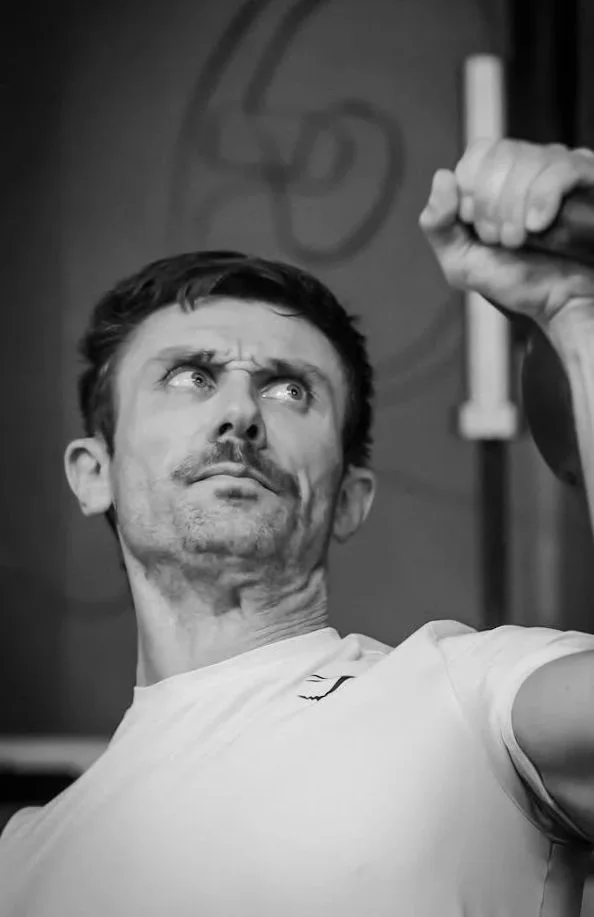 Florian, coach fondateur de Milon-Club, kettlebell en main